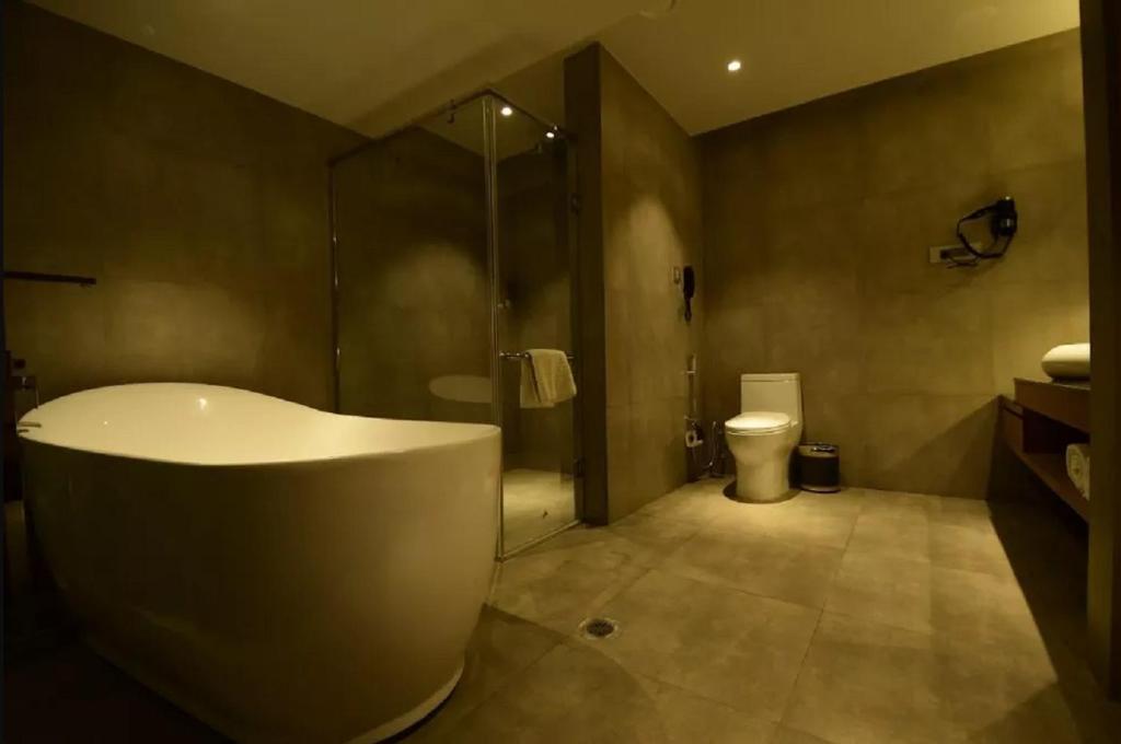 Bathtub Hotel Kiranshree Grand Guwahati