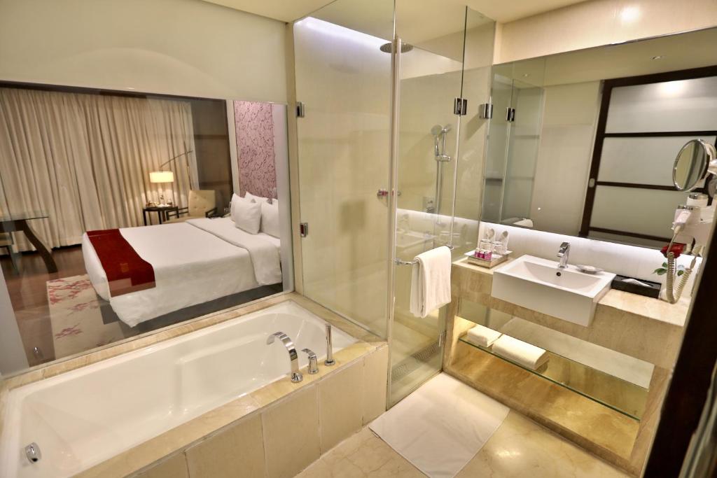 Bathtub Hotel Royal Orchid Jaipur, 3 Kms to Airport