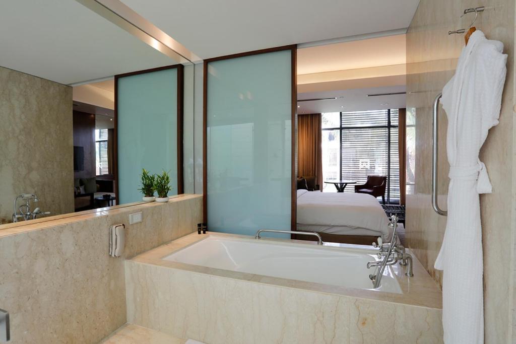 Bathtub ITC Sonar a Luxury Collection Hotel Kolkata