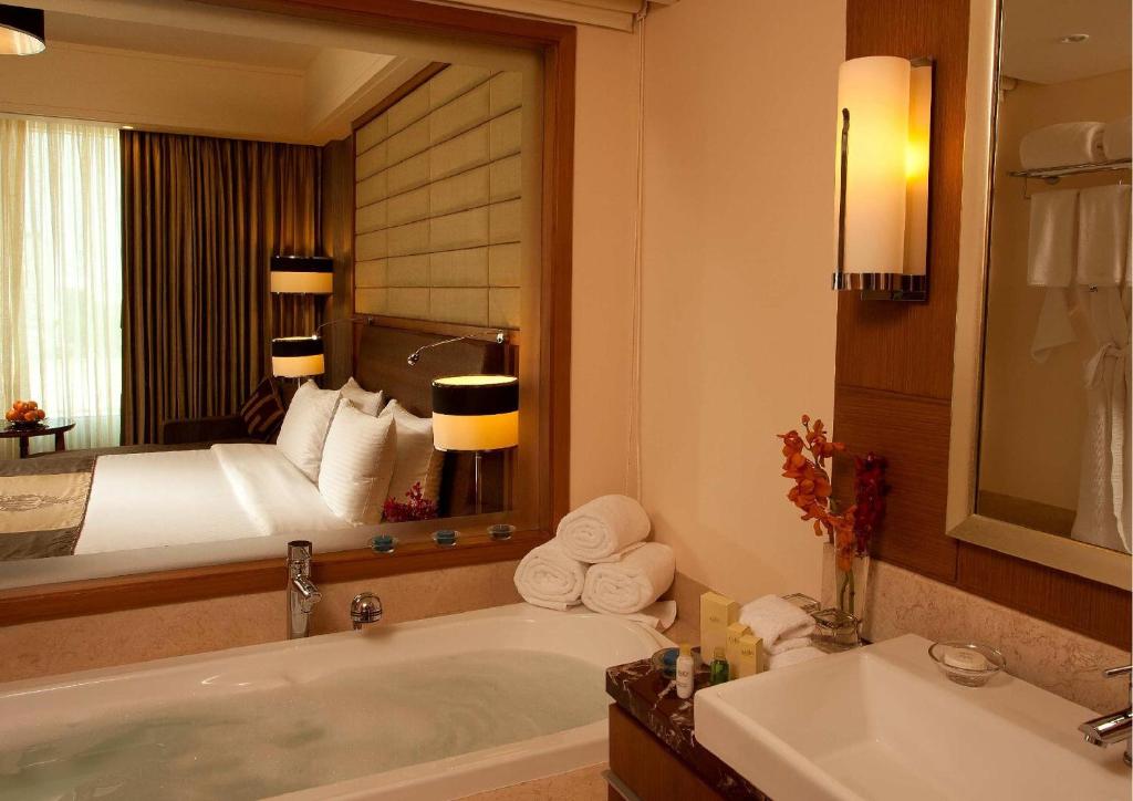 Bathtub Radisson Blu Hotel, Nagpur