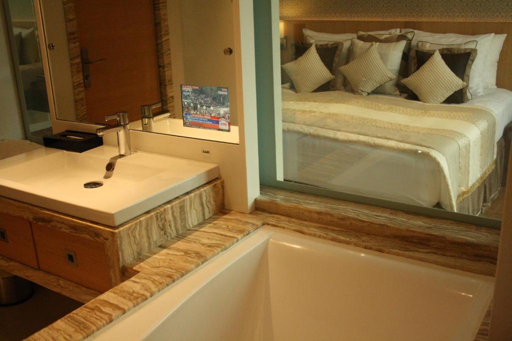 Bathtub Room Hotel Bawa Continental Mumbai