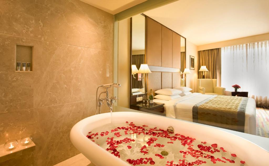 Bathtub Room Hotel Courtyard by Marriott Ahmedabad