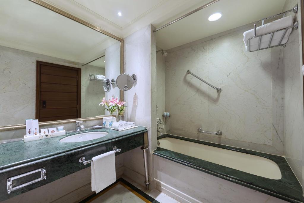 Bathtub Room TC Kakatiya a Luxury Collection Hotel Hyderabad