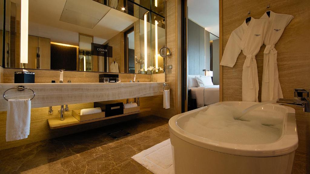 Bathtub Spa Hotel Conrad Pune