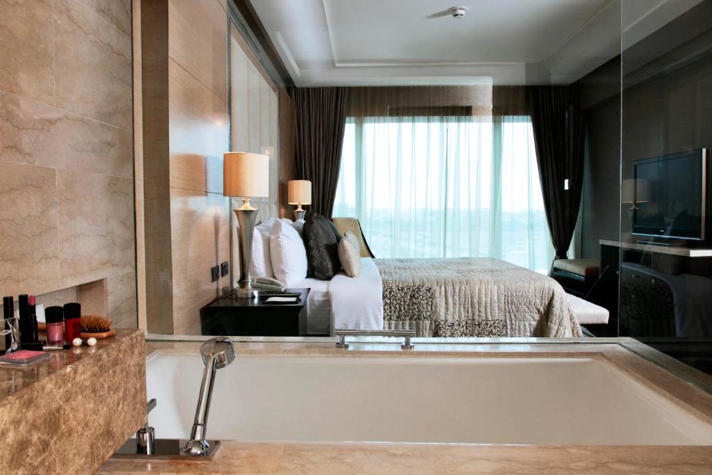 Bathtub The Leela Ambience Gurugram Hotel & Residences