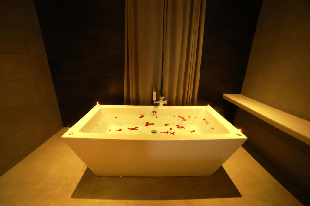 Broad Bean Resort & Spa Munnar with Bathtub