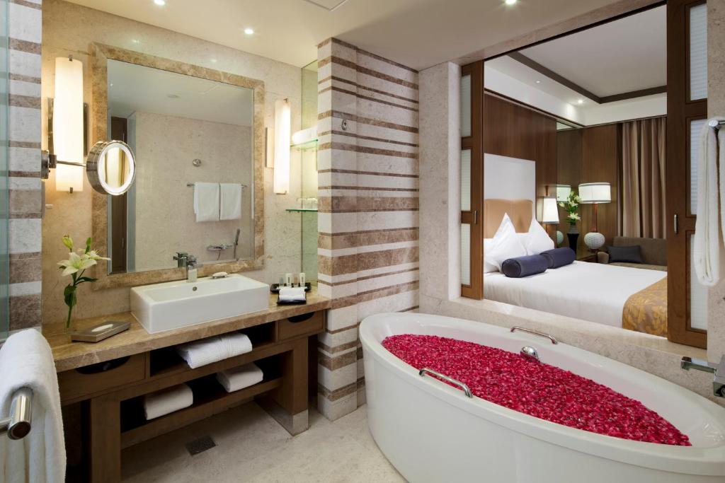 Crowne Plaza New Delhi Okhla, an IHG Hotel with Romantic Bathtub