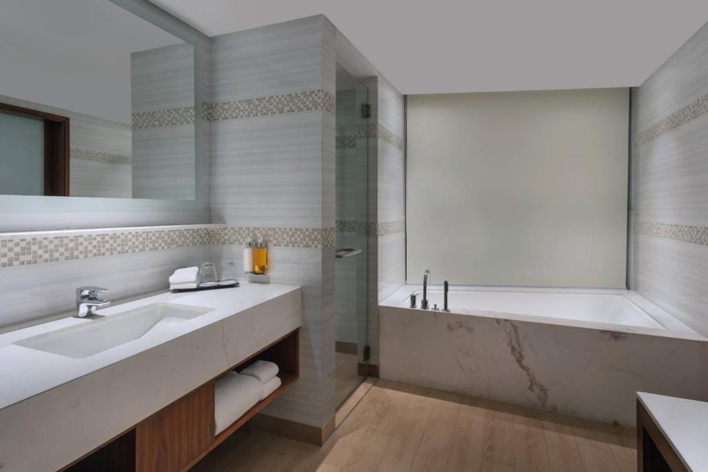 Fairfield by Marriott Visakhapatnam Vizag with Bathtub in Room
