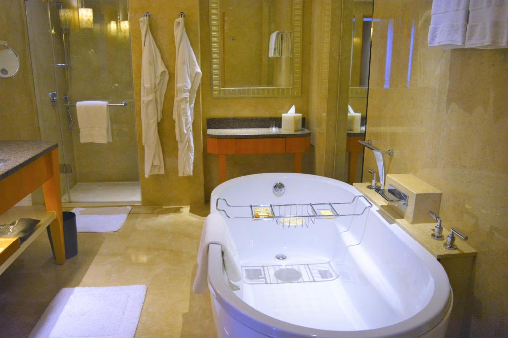 Four Seasons Hotel Mumbai with Bathtub in Room