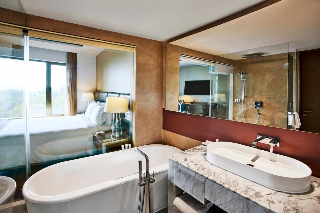 Hilton Garden Inn Lucknow with Bathtub in Room
