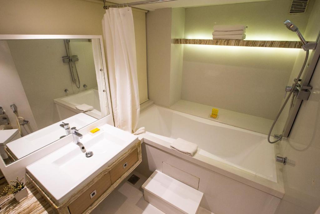 Hotel Bawa Continental Mumbai with Bathtub in Room