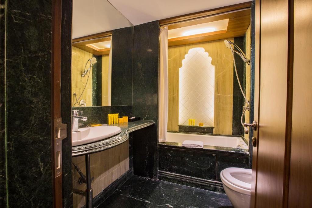 Hotel Bawa Continental Mumbai with Bathtub