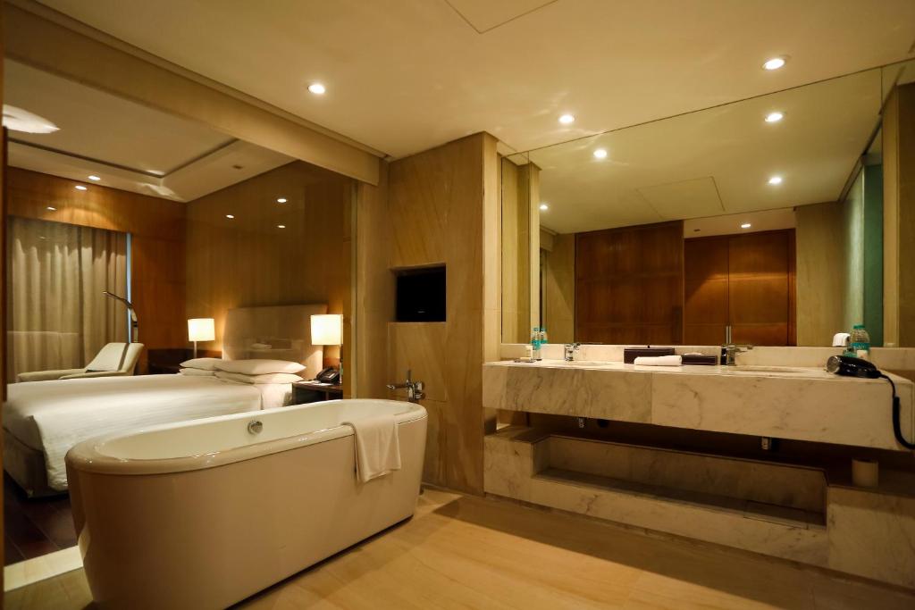 Hotel Hyatt Regency Chennai with Bathtub in Room