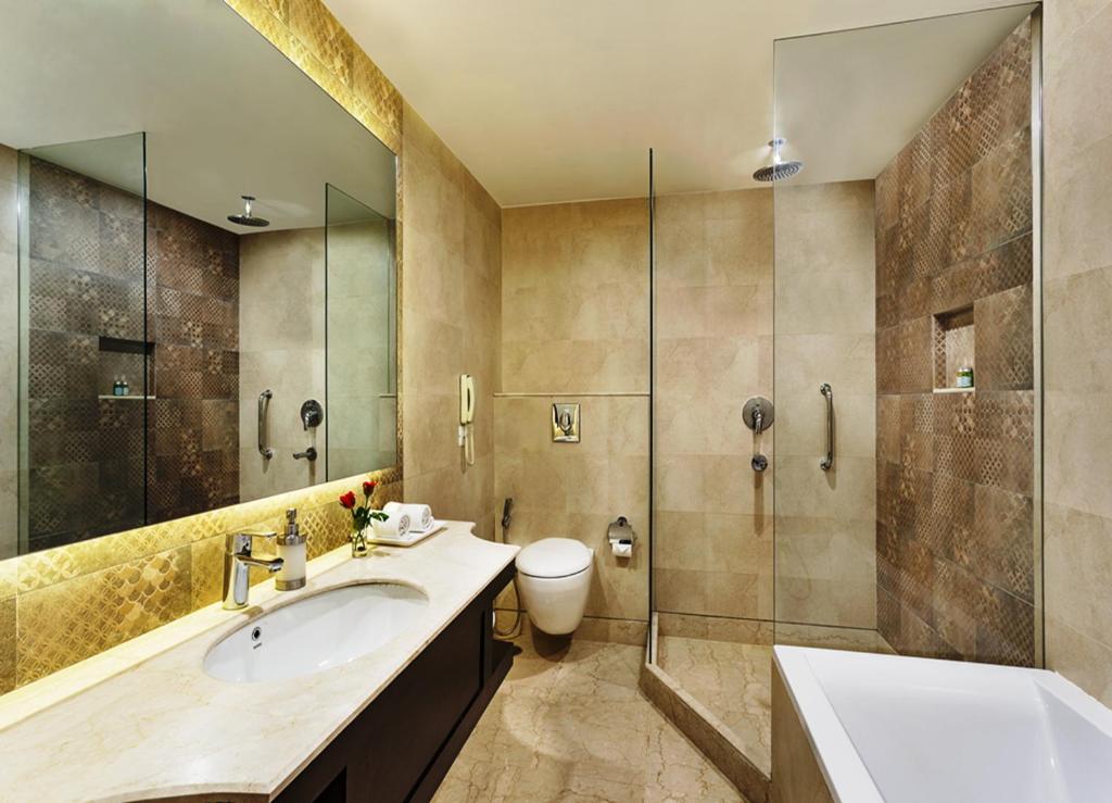 Hotel in Lucknow La Place Sarovar Portico with Bathtub in Room