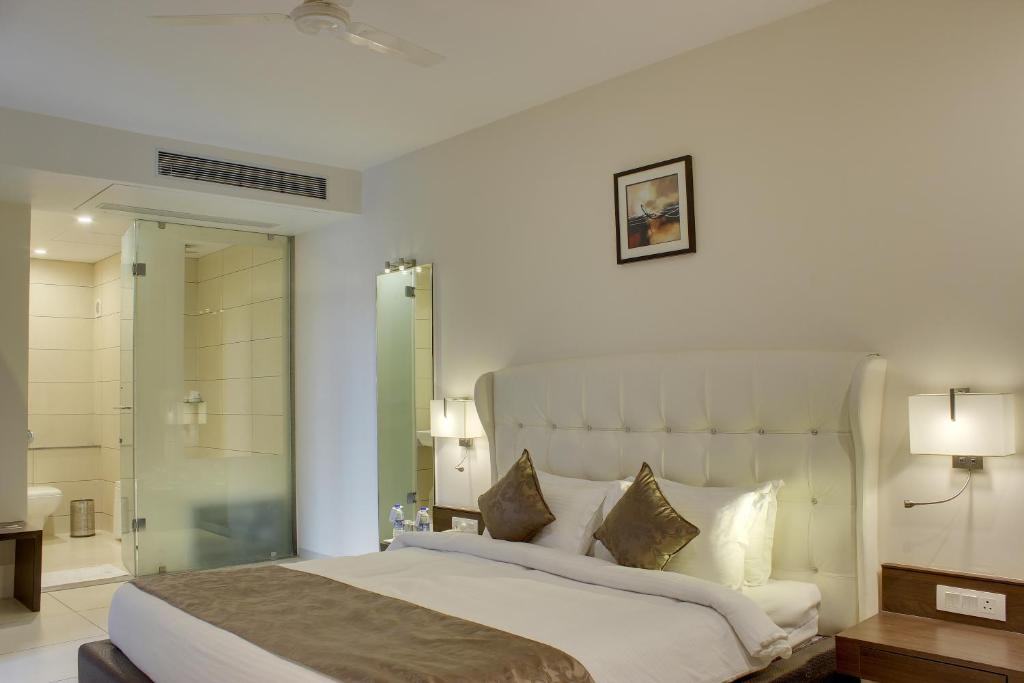 Hotel Lake View Saputara with Bathtub in Room