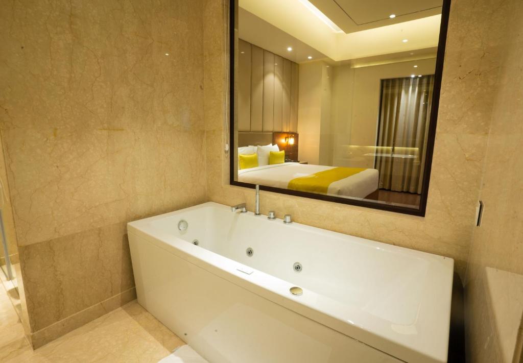 Hotel Ratnamouli Palace Guwahati with Hot Tub in Room