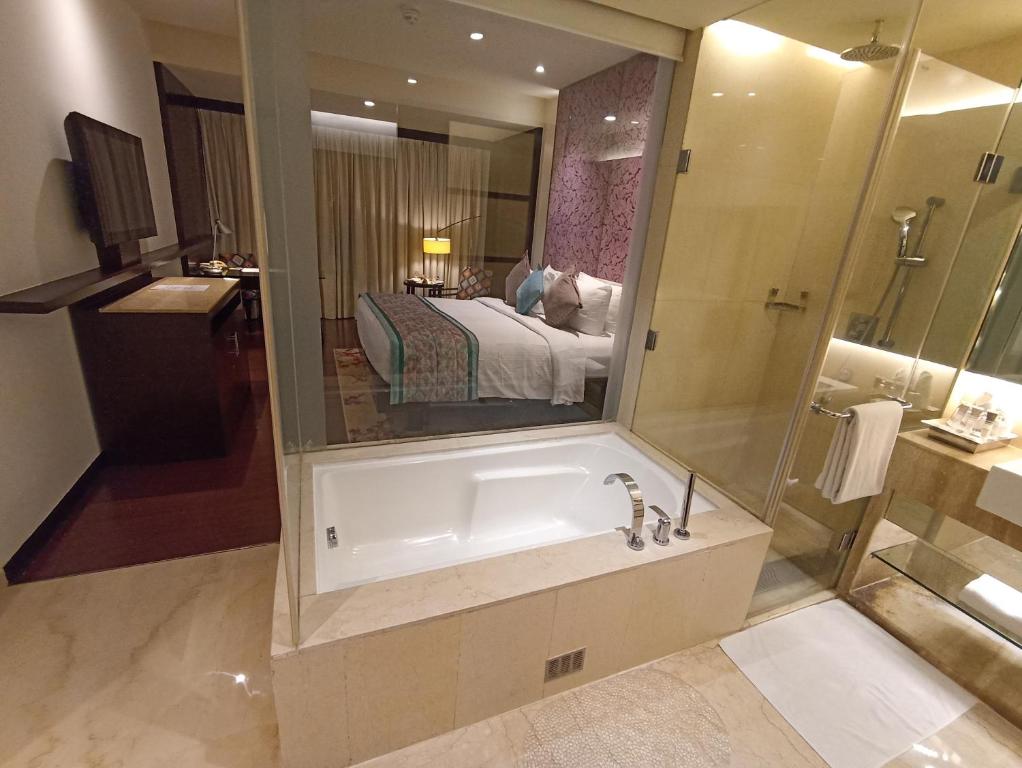 Hotel Royal Orchid Jaipur, 3 Kms to Airport Bathtub
