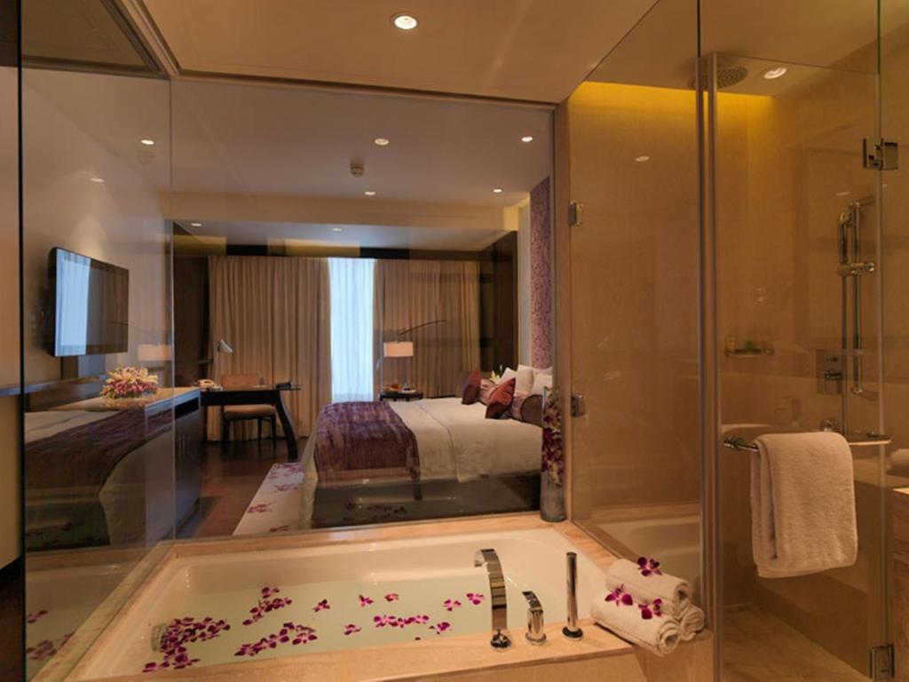 Hotel Royal Orchid Jaipur, 3 Kms to Airport with Romantic Bathtub