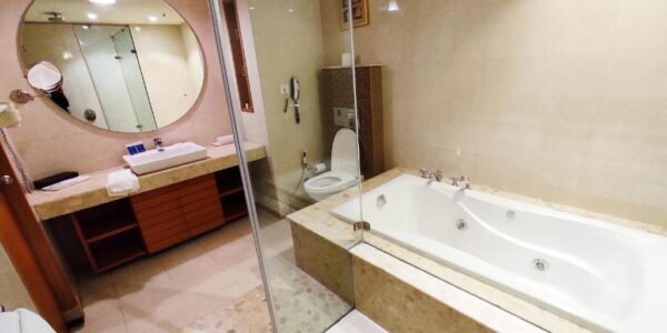 Jacuzzi Hotel RoomAmbrosia Sarovar Portico Haridwār