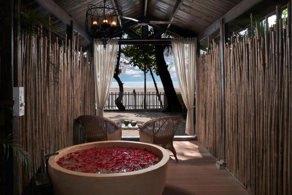 Larisa Beach Resort Goa with Romantic Bathtub in Room