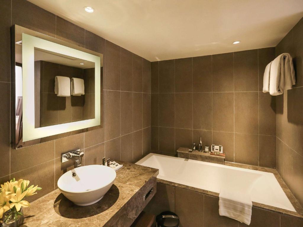 Novotel New Delhi Aerocity- International Airport Hotel Room with Bathtub