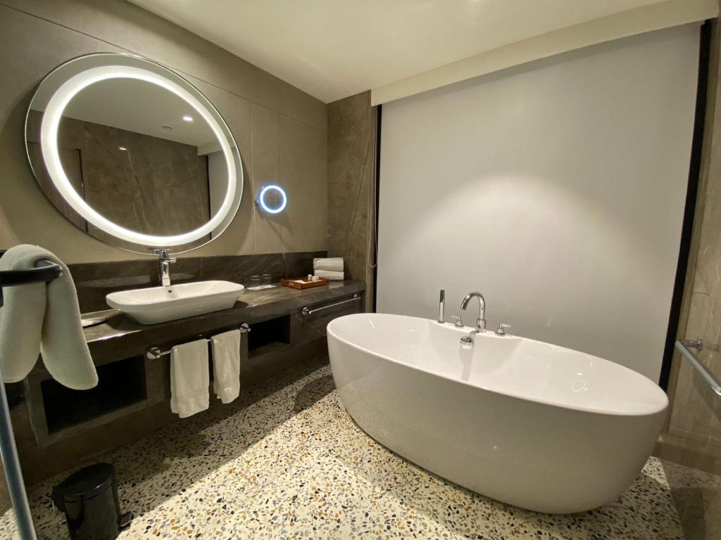 Radisson Blu Resort & Spa Alibaug with Bathtub
