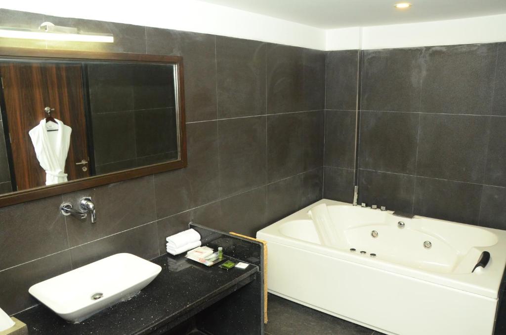 Radisson Chandigarh Zirakpur Hotel Room with Hot Tub