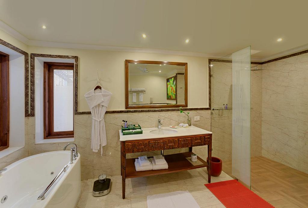 Resort Mayfair Lagoon Bhubaneswar with Hot Tub in Room