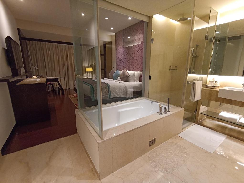Room Bathtub Hotel Royal Orchid Jaipur, 3 Kms to Airport