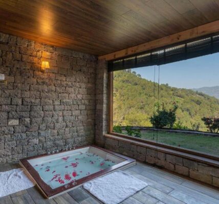 The Hideaway Cottage - Parwanoo Kasauli with Romantic Jacuzzi in Room