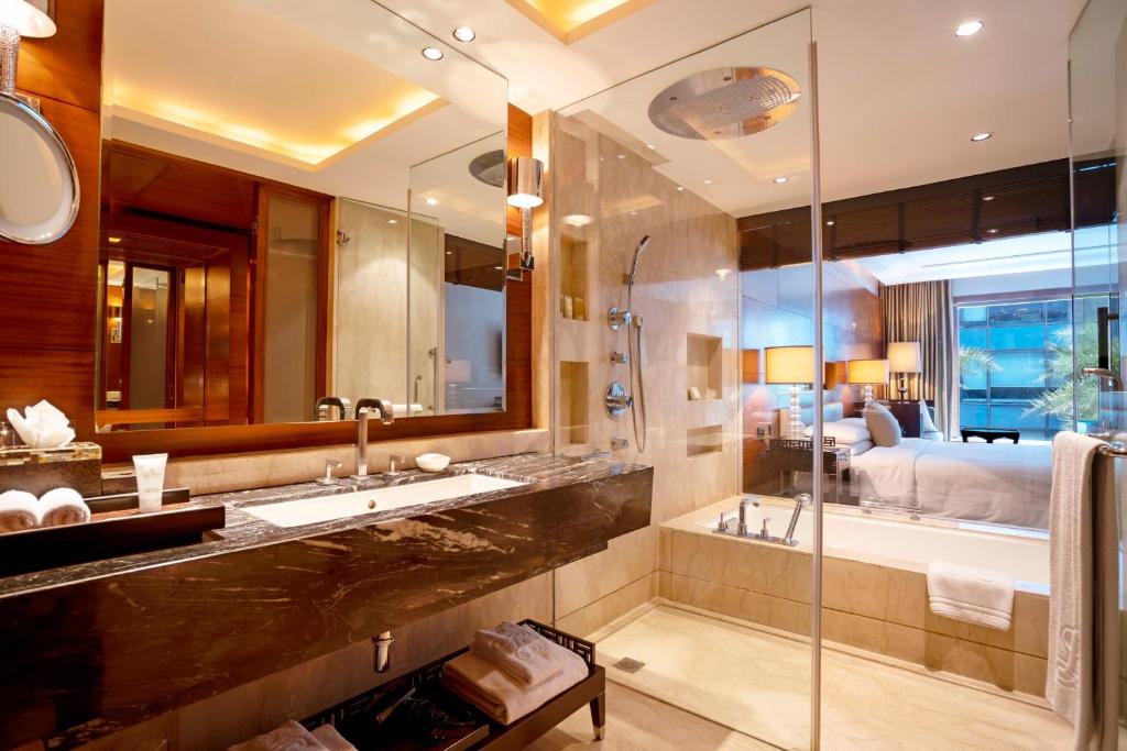 The Leela Ambience Gurugram Hotel & Residences with Spabath in Room